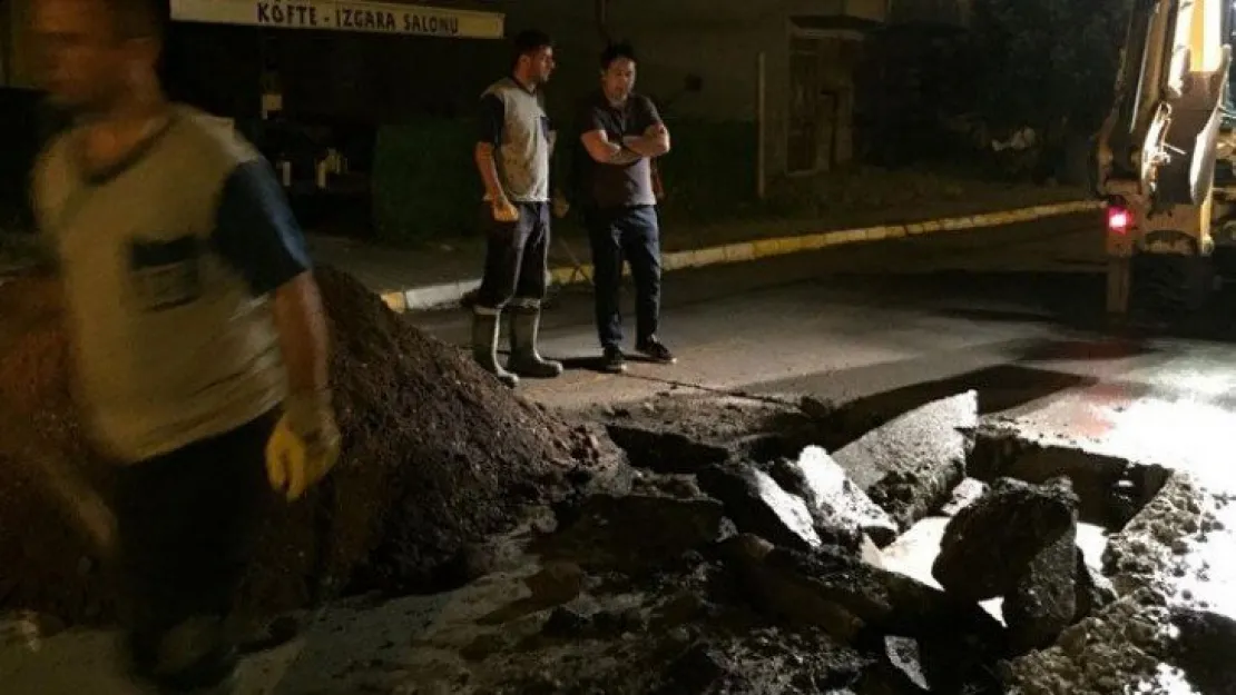 Körfez'de su kanalları patladı