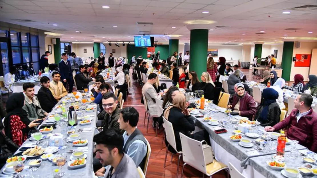 KOÜ'de uluslararası öğrencilerle iftar yemeği 