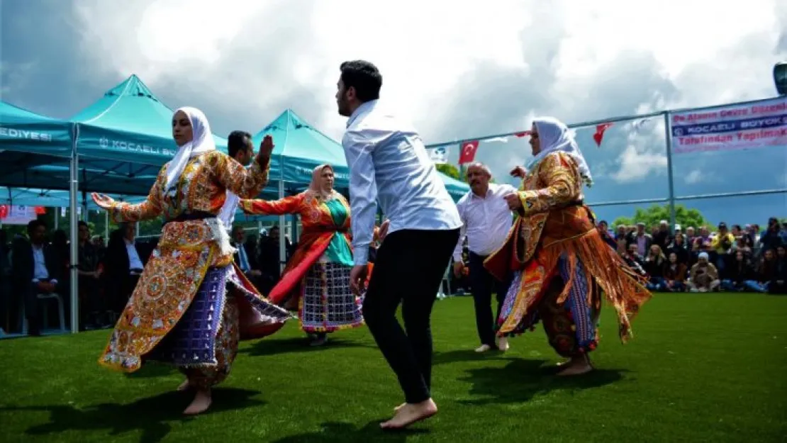 Köy, karnaval alanına döndü