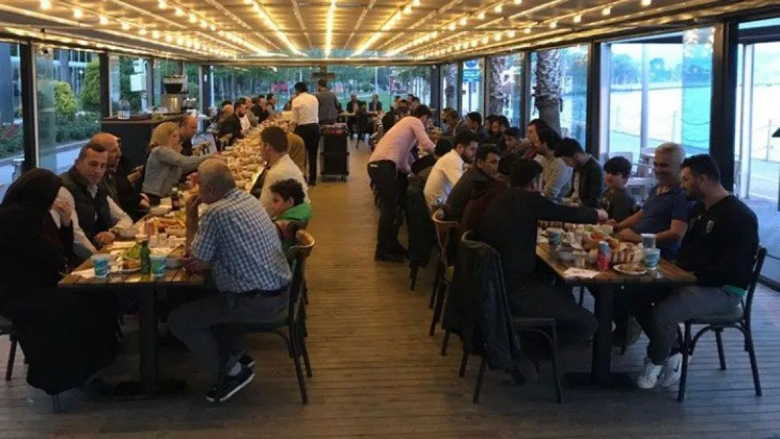 Küpeli inşaat çalışanlarıyla iftarda buluştu