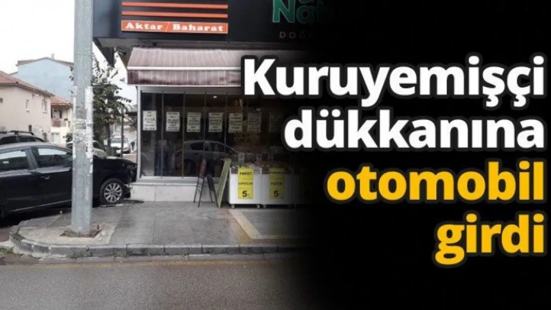 Kuruyemişçi dükkanına otomobil girdi