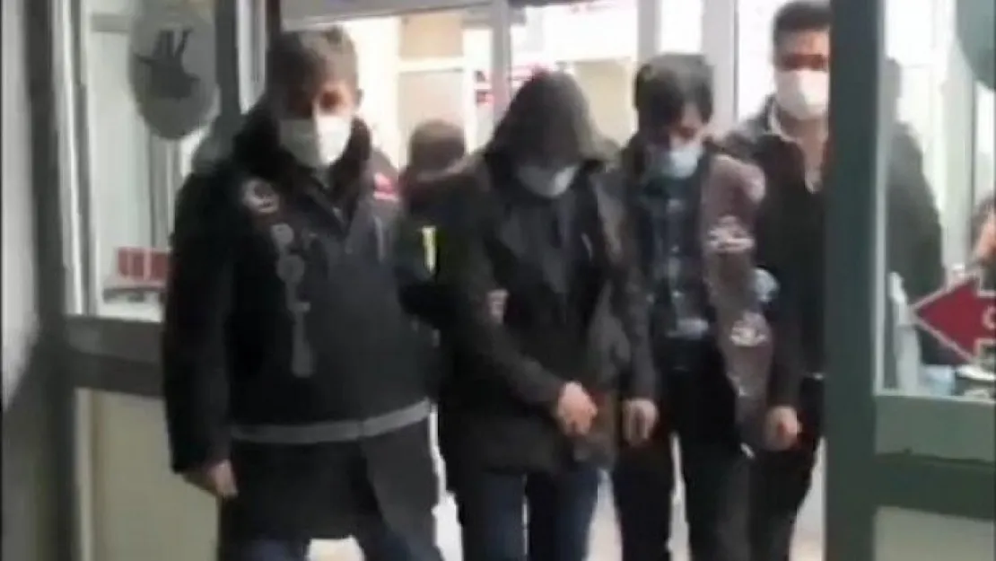 Kuryelerin midelerinden 871 gram uyuşturucu çıktı!