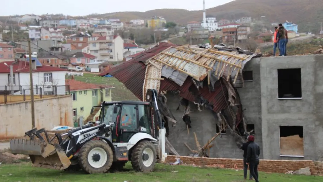Kuvvetli rüzgar inşaatın çatısını uçurdu
