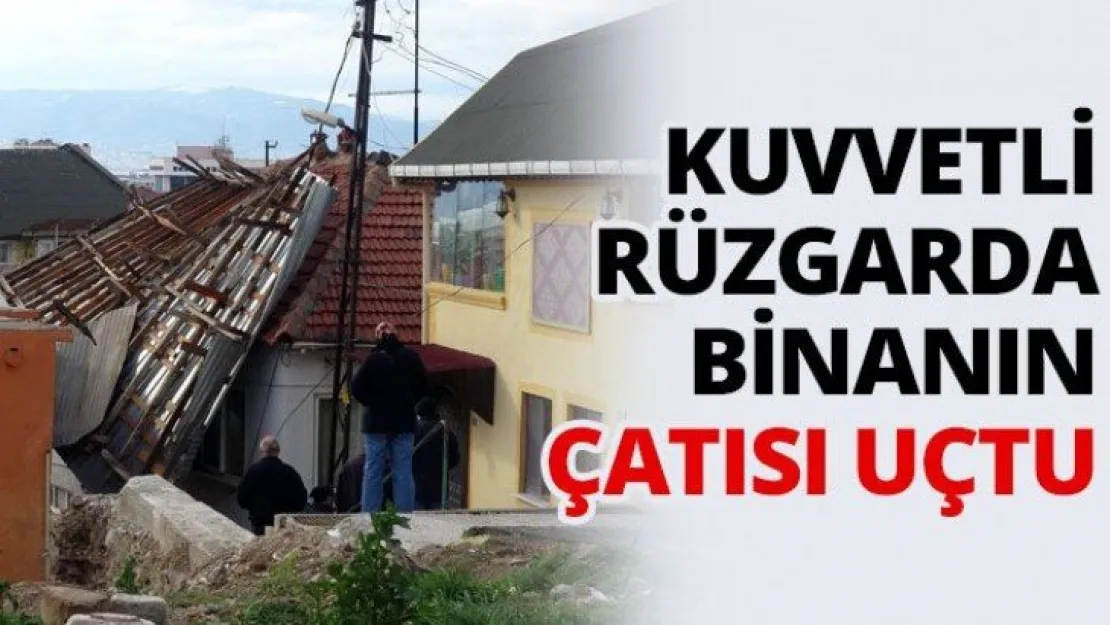 Kuvvetli rüzgarda binanın çatısı uçtu
