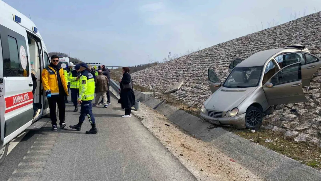 Kazaya karışan otomobil istinat duvarına çıktı