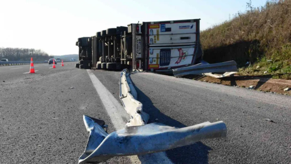 Kuzey Marmara'da tır devrildi