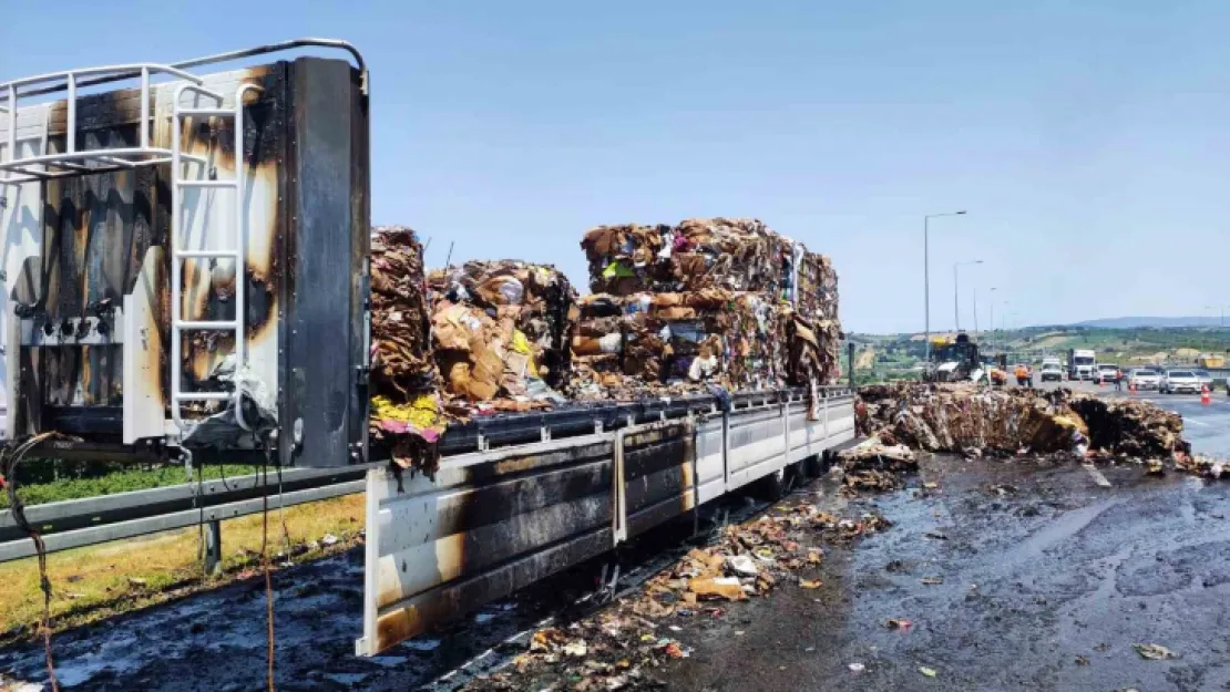 Hurda kağıt yüklü tır dorsesi alevlere teslim oldu
