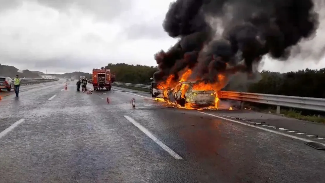 Kuzey Marmara Otoyolu'nda iki otomobil alev topuna döndü: 4 yaralı