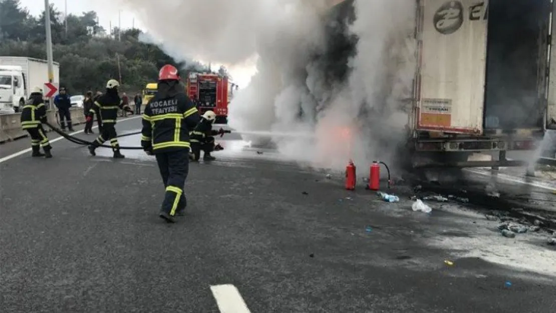 Lastiği patlayan TIR'ın dorsesi yandı