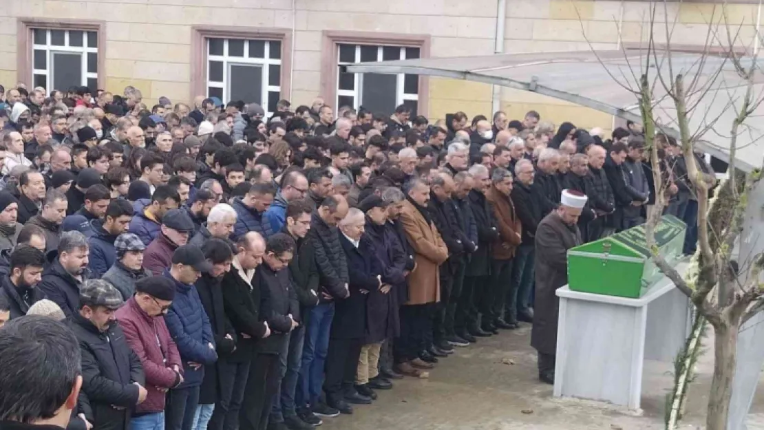 Gözyaşları içinde son yolculuğuna uğurlandı