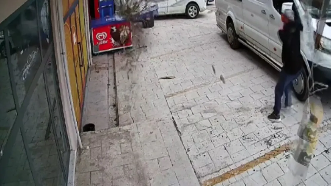 Lodosun devirdiği tabelalardan canını son anda kurtardı