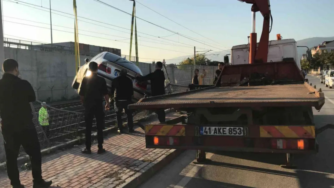 Lüks otomobil tren raylarına uçtu
