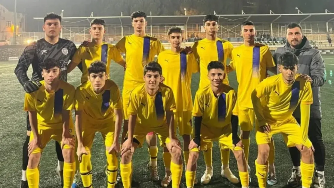 Maçta 11 oyuncu atıldı, hakem tatil kararı verdi