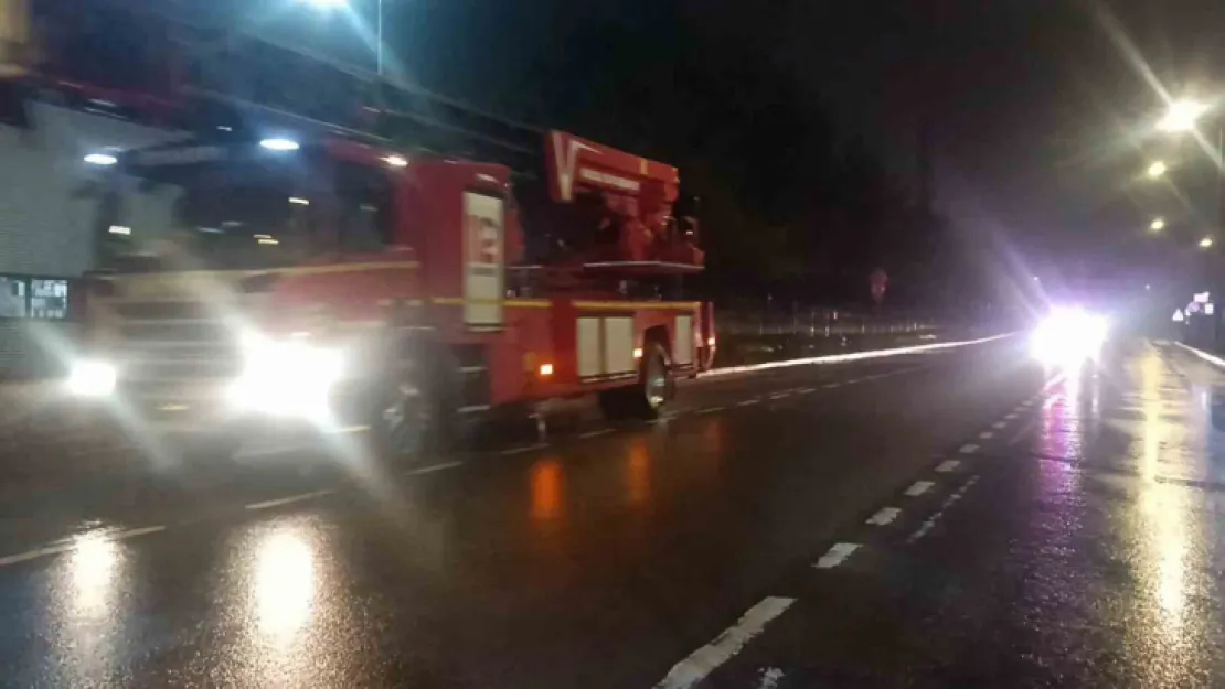 Kocaeli'deki madeni yağ fabrikasında yangın!