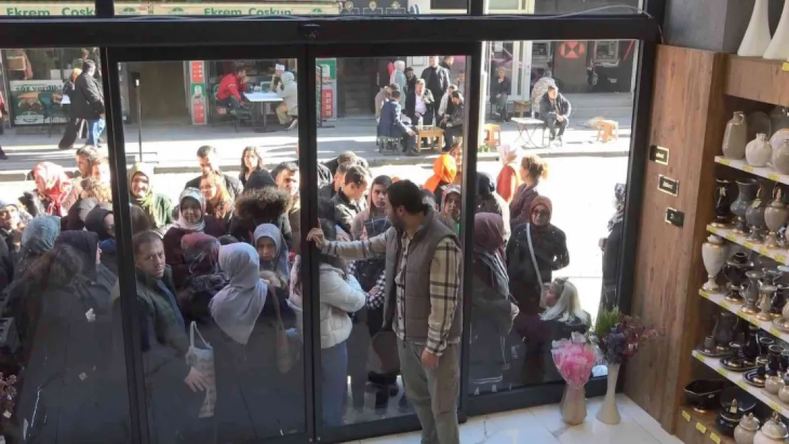 Mağaza açılışında izdiham! Eşyalar kırıldı