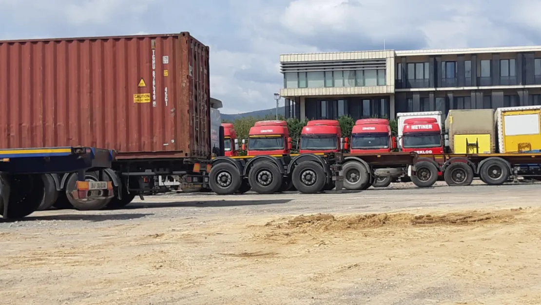Mahalle tır parkına döndü