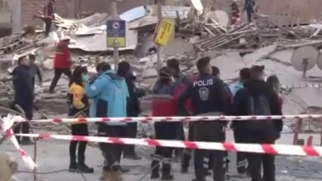Malatya'da 5 katlı bina çöktü