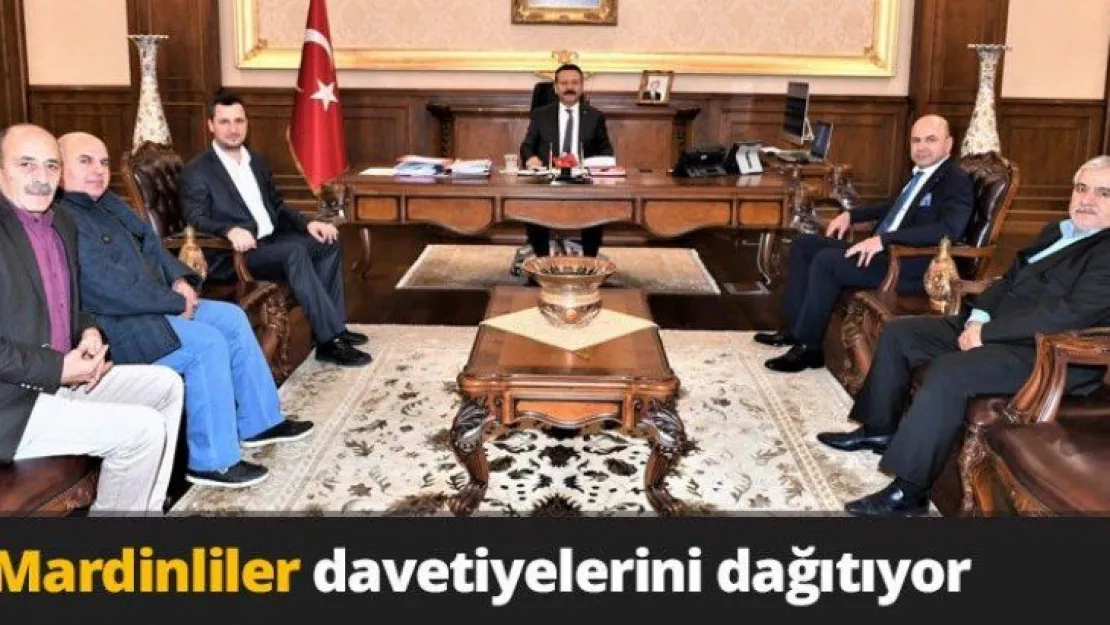 Mardinliler davetiyelerini dağıtıyor