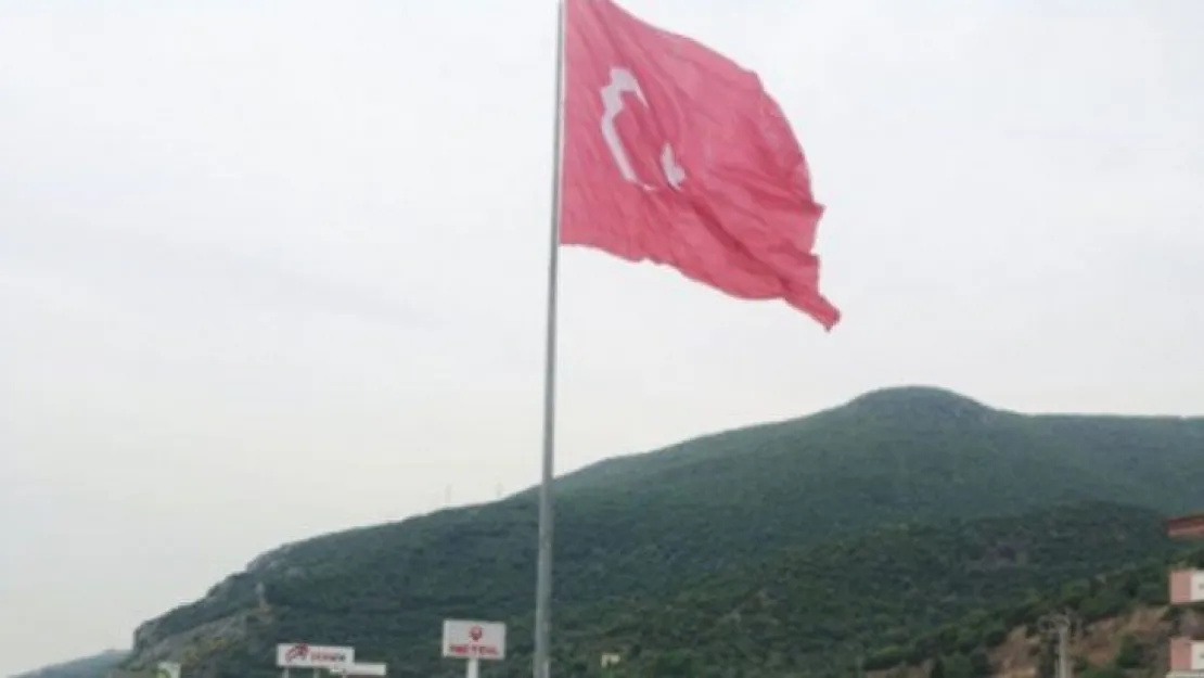 Marmara Bölgesi'nin en büyük Türk Bayrağı Körfez'de