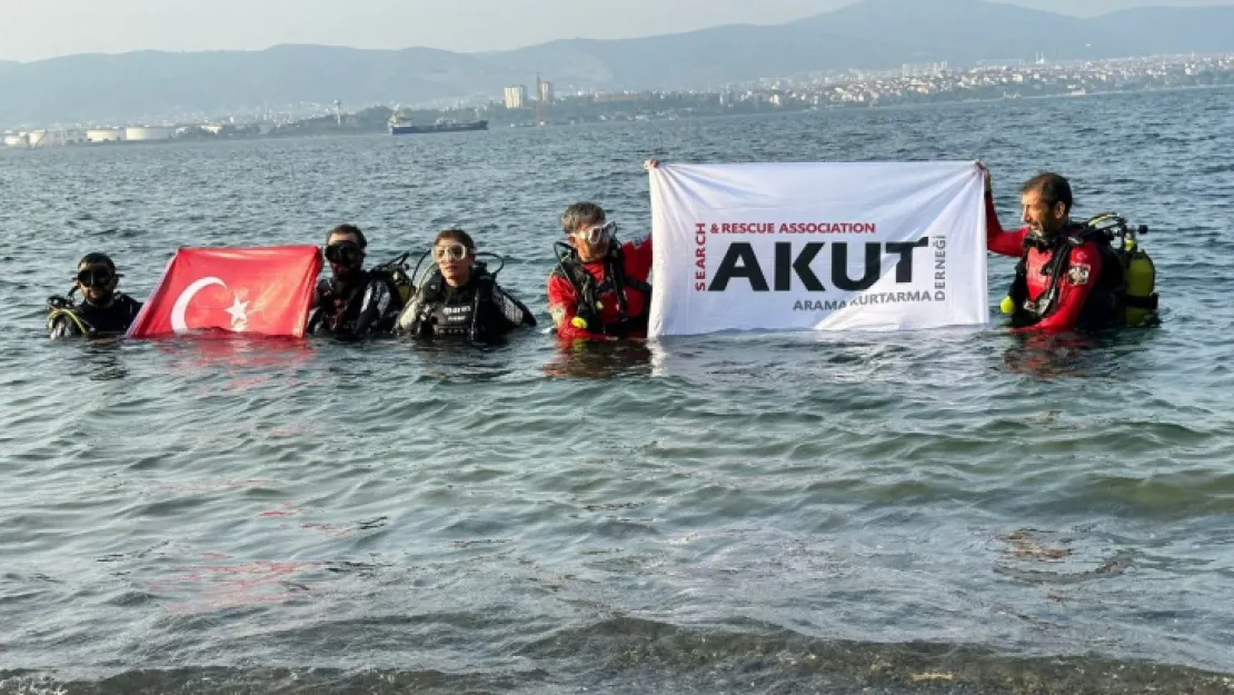 Batık şehre dalarak bayrak açtılar