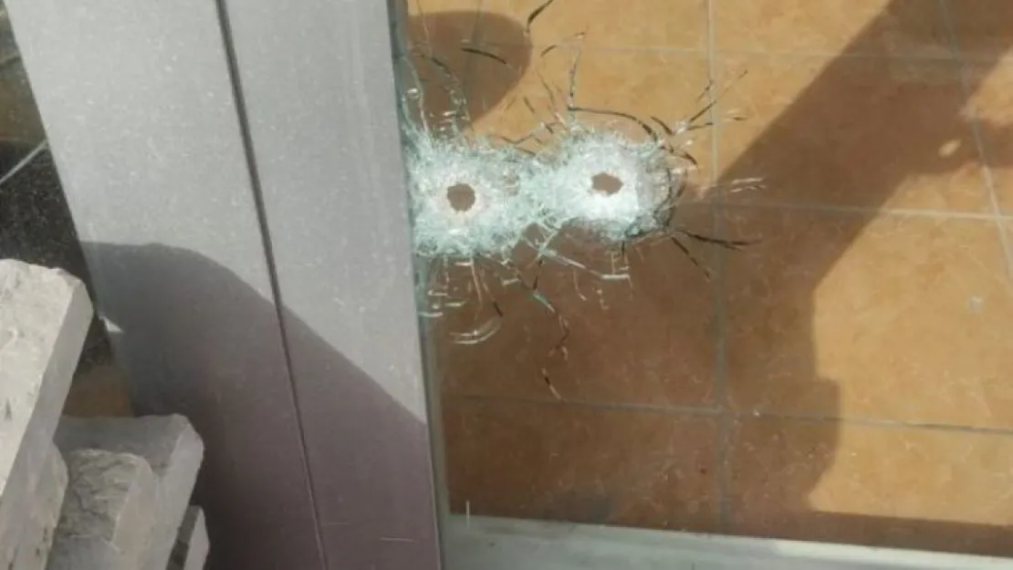 Maskeli şüpheli iş yerine kurşun yağdırıp kaçtı