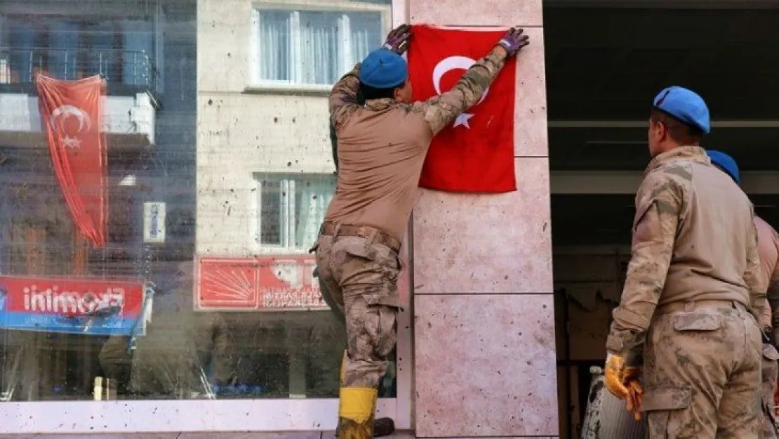 Mehmetçik bayrak sevgisini bir kez daha gösterdi