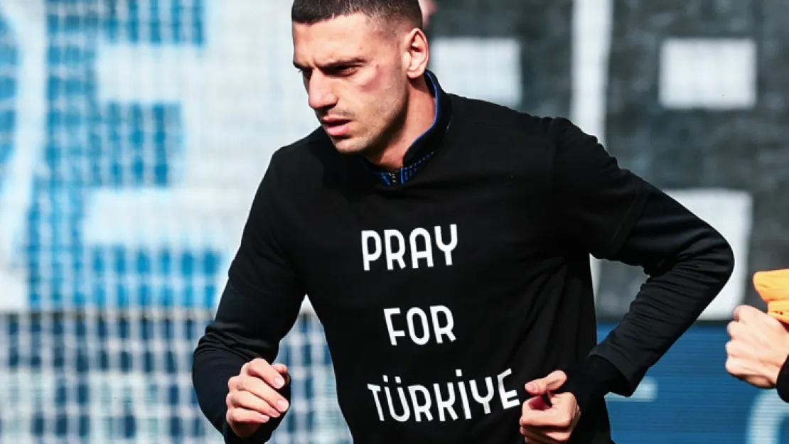 Merih Demiral ısınmaya Türkiye için dua et tişörtüyle çıktı