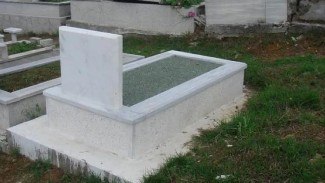 Mezar taşına yazılan yazı sosyal medyada gündem oldu