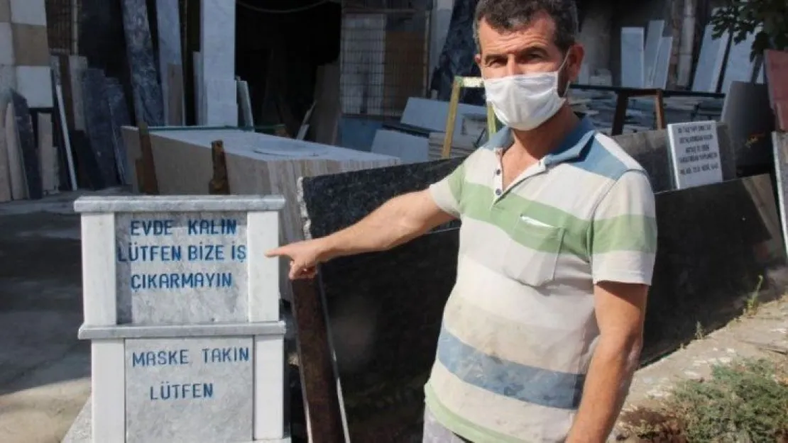 Mezar ustası mezar taşlarına 'Evde kalın lütfen bize iş çıkarmayın' yazdı