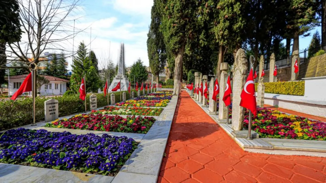Mezarlıklar bayrama hazır