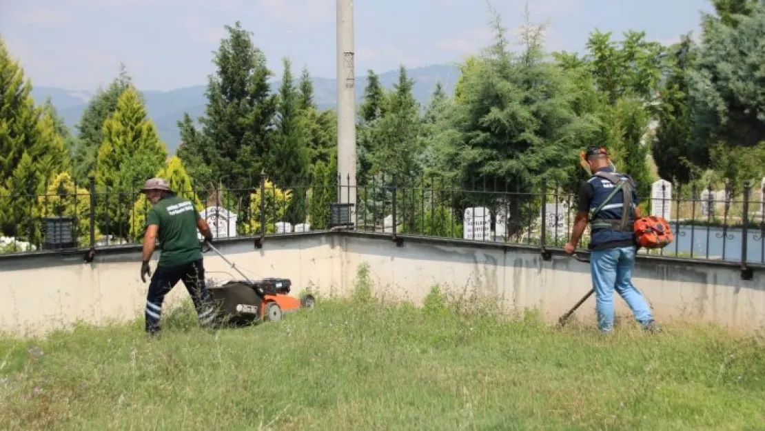 Mezarlıklarda bayram temizliği