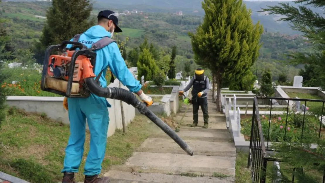 Mezarlıklarda bayrama hazırlık