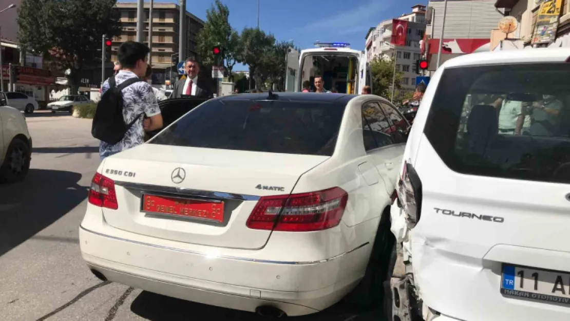 MHP Genel Başkan Yardımcısının  koruma aracı kaza yaptı