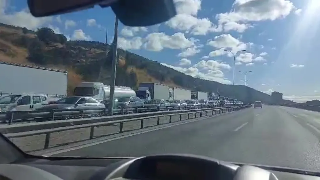 Mıcır yüklü tır devrildi: TEM Otoyolunda trafik felç oldu