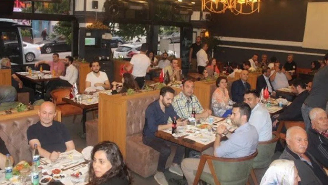 Mimarlar iftarını yaşlılar ile paylaştı