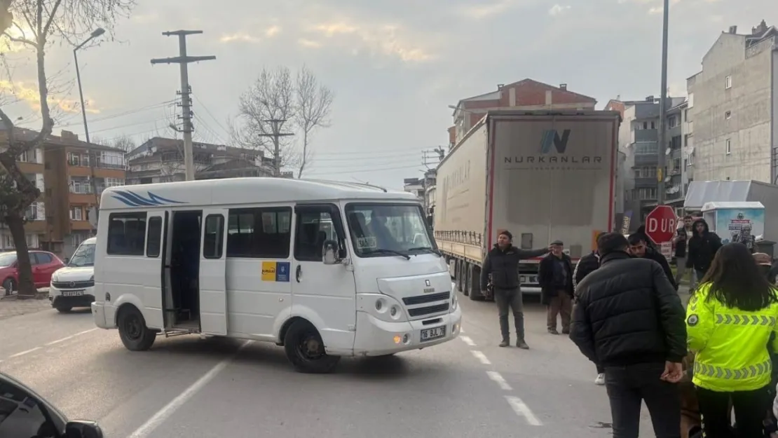 Minibüs ile çarpışan motosikletteki çift yaralandı