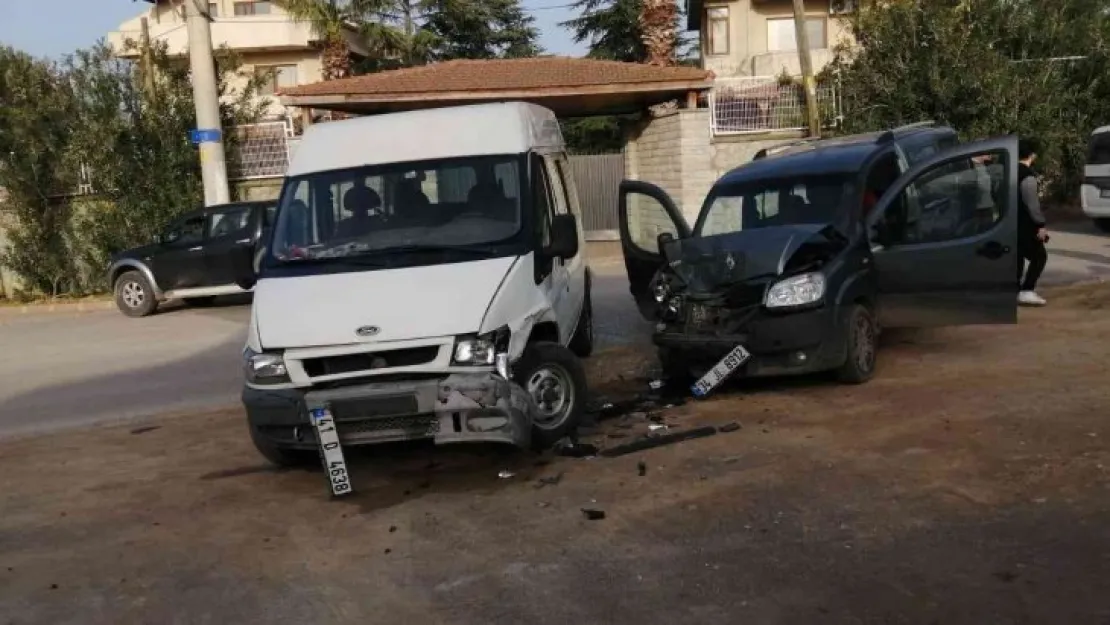 Minibüs ile hafif ticari araç çarpıştı