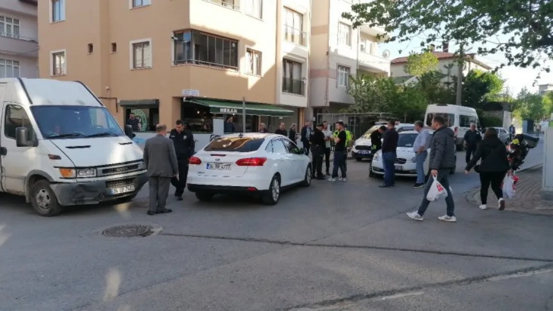 Minibüs ile otomobil çarpıştı