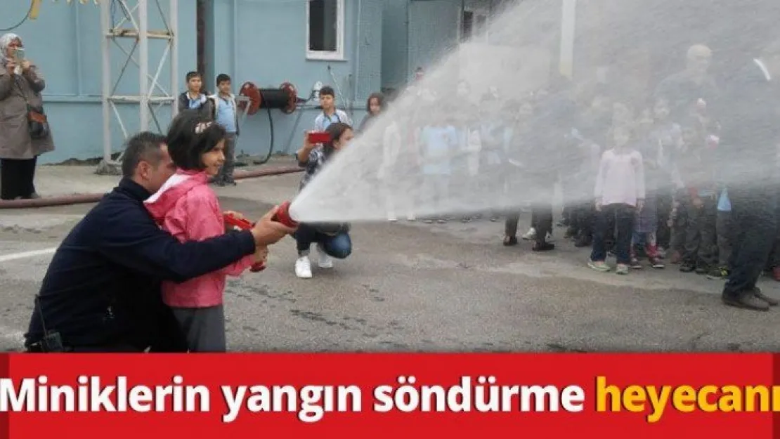 Miniklerin yangın söndürme heyecanı
