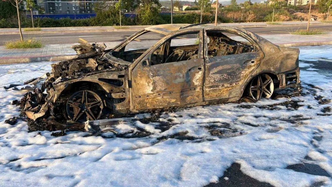 Yabancı plakalı aracını yaktı