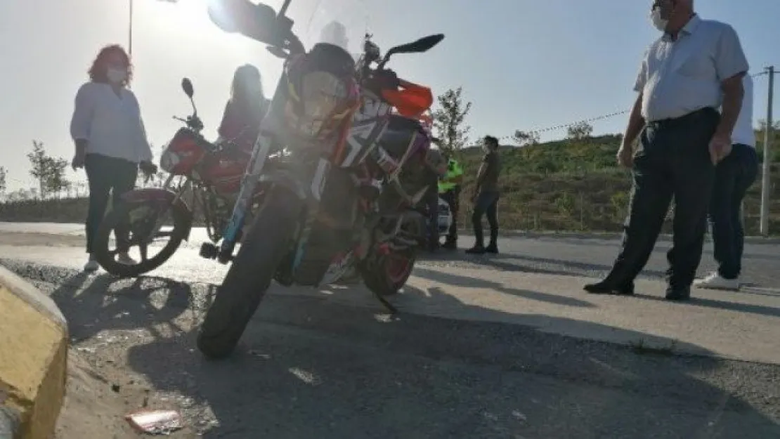 Motosiklet, sürücü sınavı yapan otomobile çarptı!