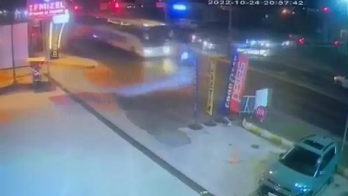 Sürücünün öldüğü feci kaza kamerada