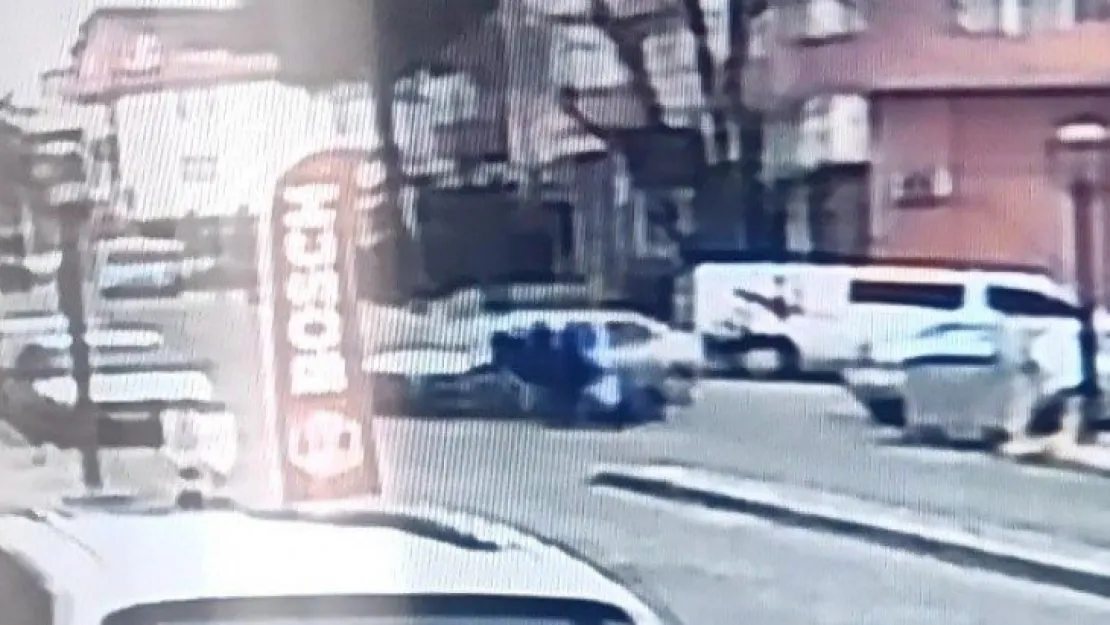Motosiklet sürücüsünün yaralandığı kaza kameraya yansıdı