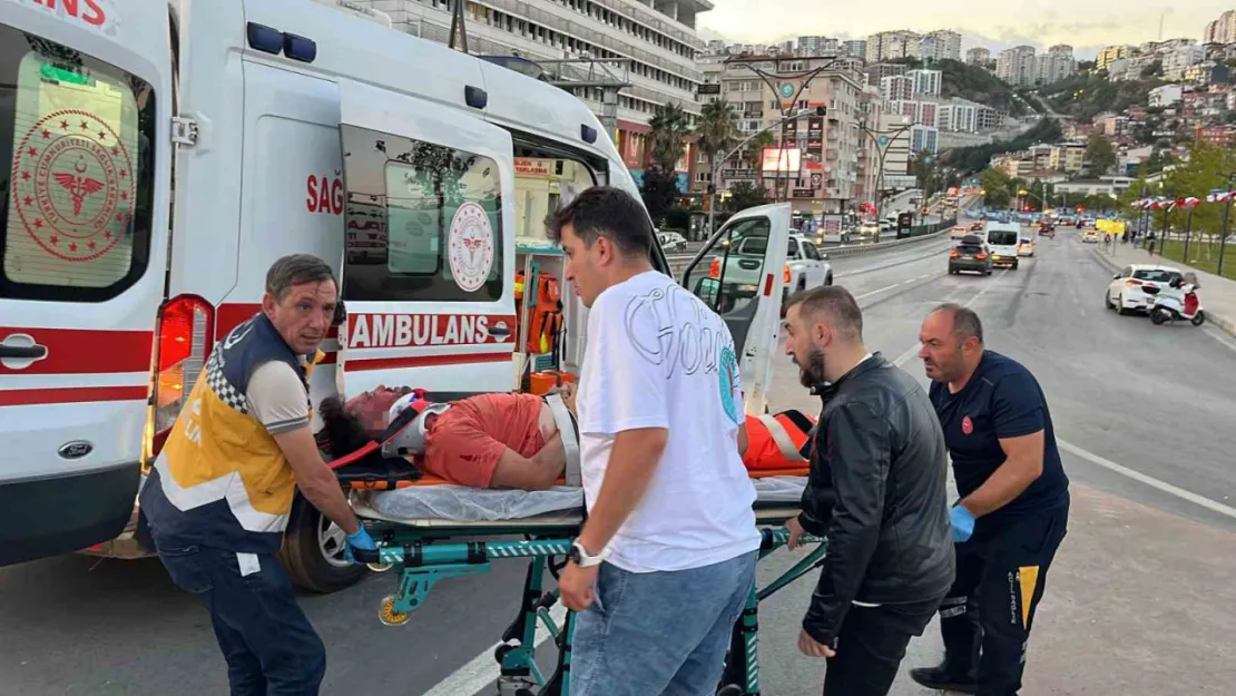 Motosiklet trafik levhasına çarptı: 1'i ağır 2 yaralı