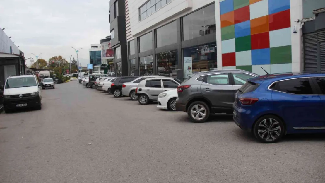Otoparkta araçlarını park edemiyorlar!