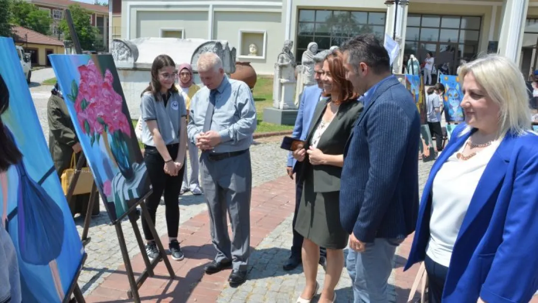 Müzede resim sergisi