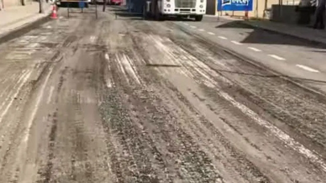 Ne asfalt tutuyor ne yama