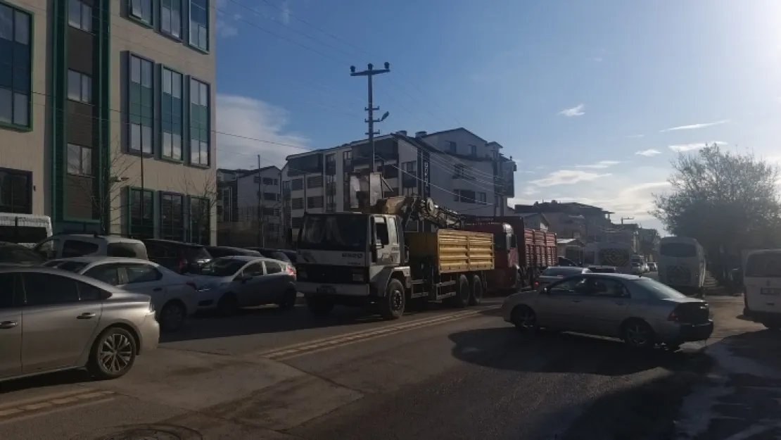 O caddedeki trafik sıkışıklığına vatandaş çözüm bekliyor