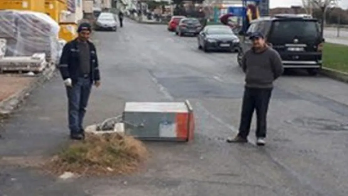 O trafoya 12. kez oto çarptı! Hala kaldırılmadı...