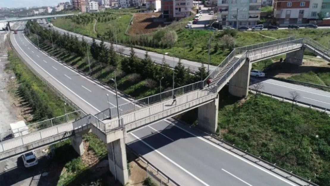 O üst geçit hala kullanılıyor